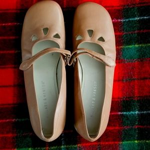 Hillard Hanson women cream flats.